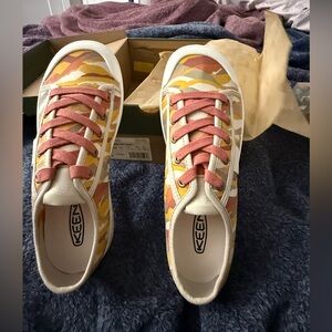 Women’s size 8 Keens Tennis shoes